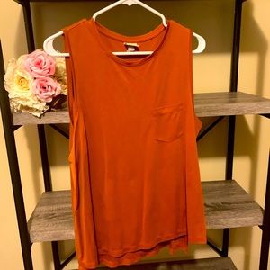 Women’s tank with pocket